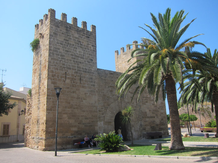 Another old-ish part of the former wall