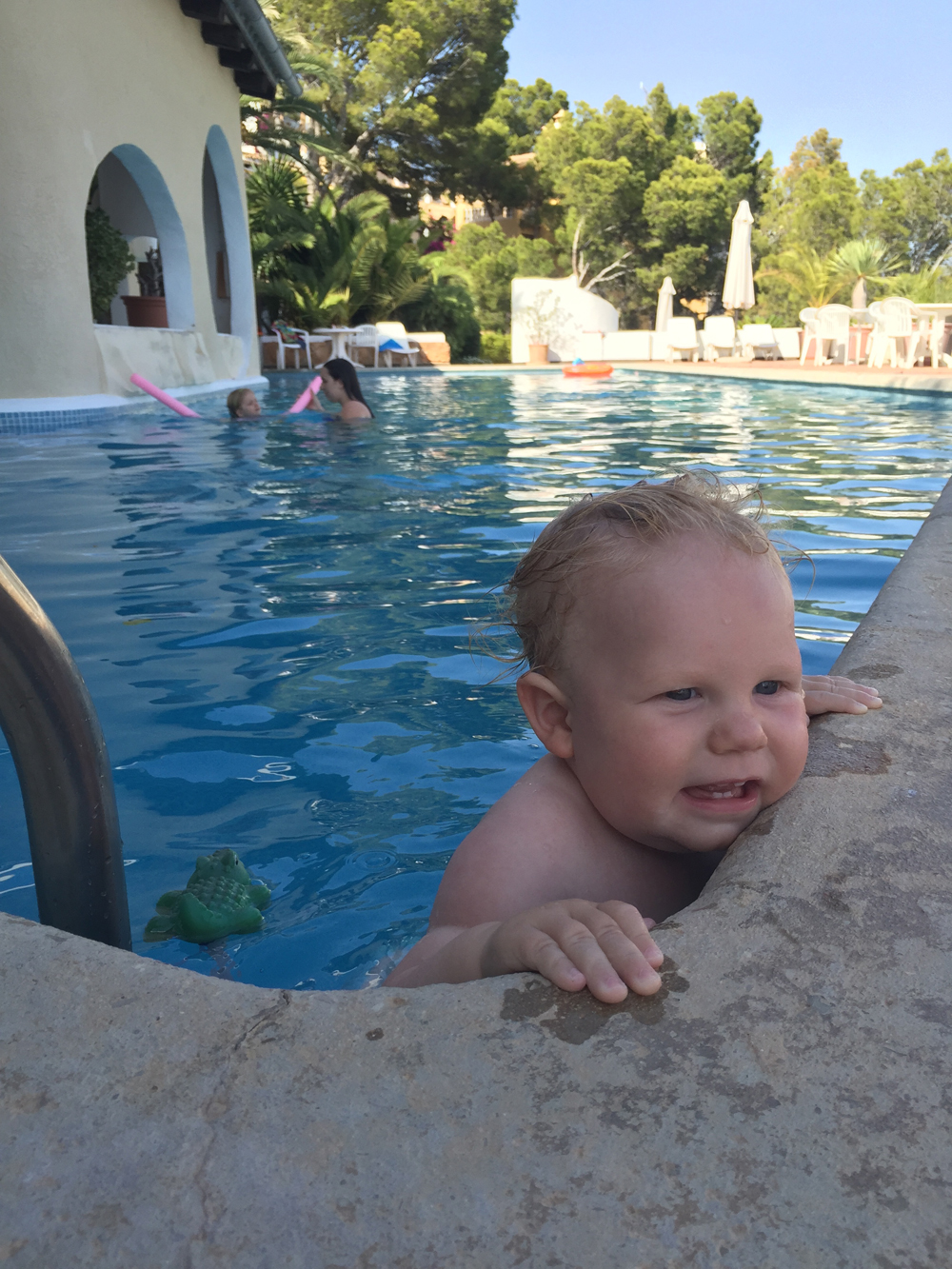 Look, all alone! Haha, just kidding. Papi is hiding under the water. But I totally fooled you, didn't I?!