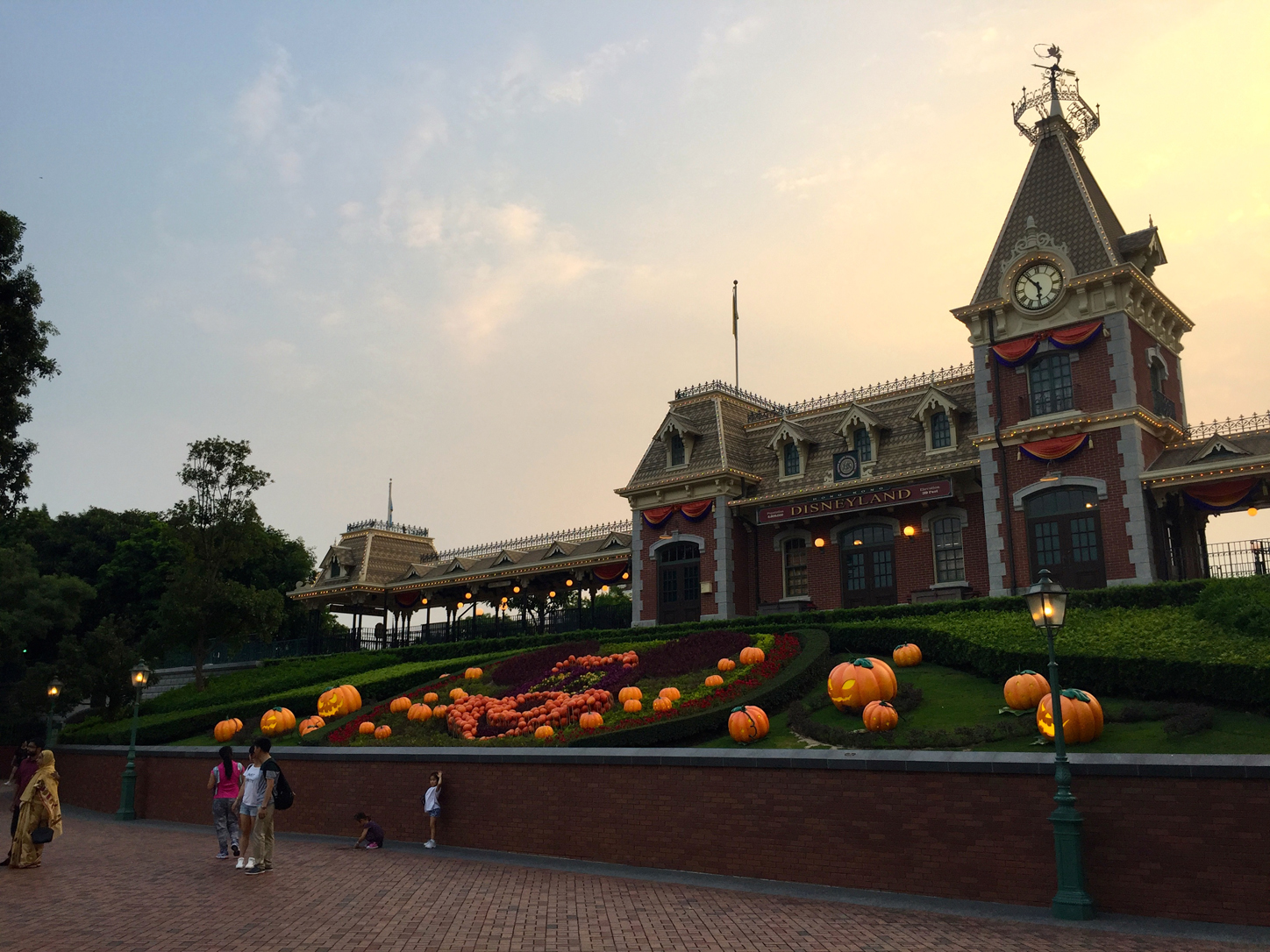 Everything was so pretty with pumpkins and fairy lights.
