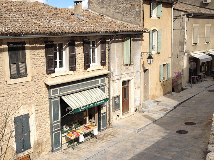 The épicerie which offers excellent croissants.