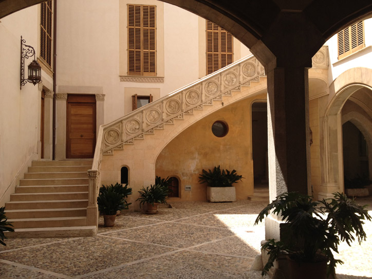 Who wouldn't want to come home to a lovely courtyard like this?!