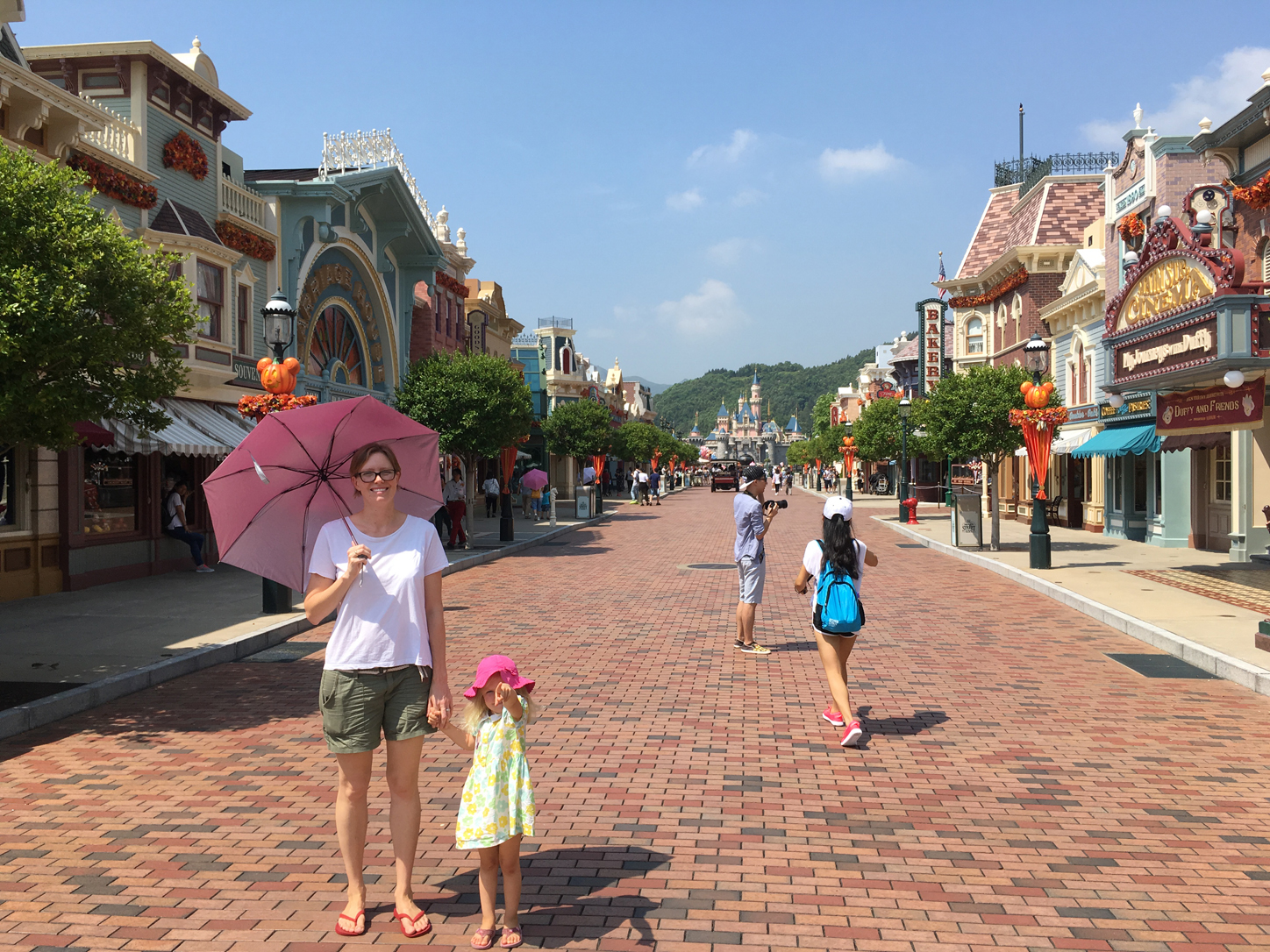 Umbrellas and hats are mandatory. Well, not for me because I don't like wearing hats and I'm too little to carry an umbrella. But good that Mami and SmallPaw are protecting themselves.