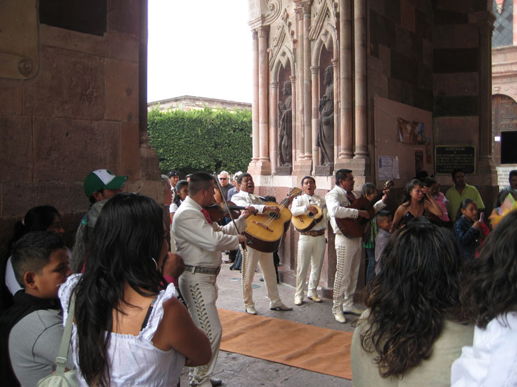 Mariachis Outside she's serenaded by Mariachis