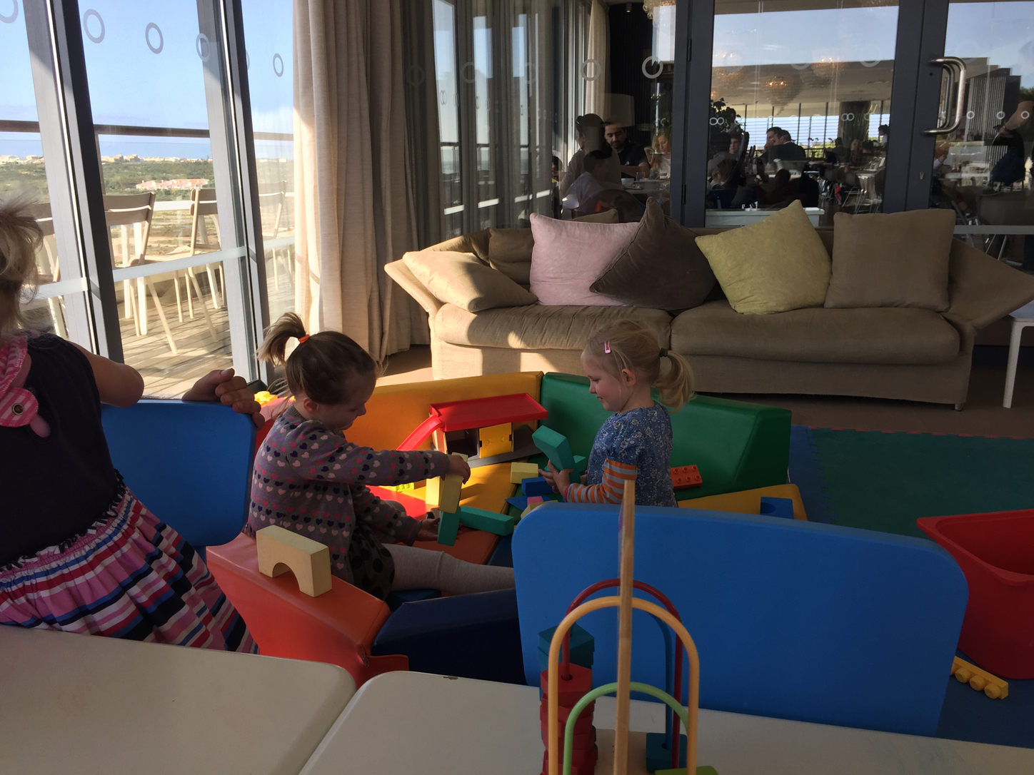 During every meal the kids could play in another part of the room with one of the animators. Parents ate in peace, kids played. Everyone loved it.