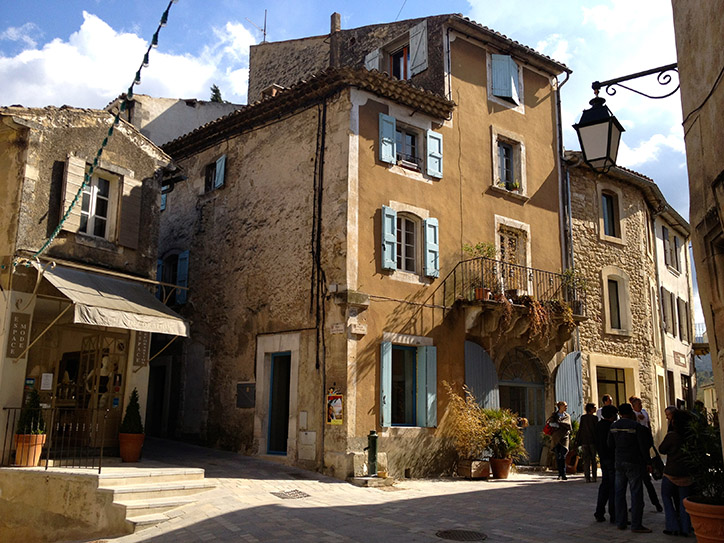The center of Ménerbes at rush hour.