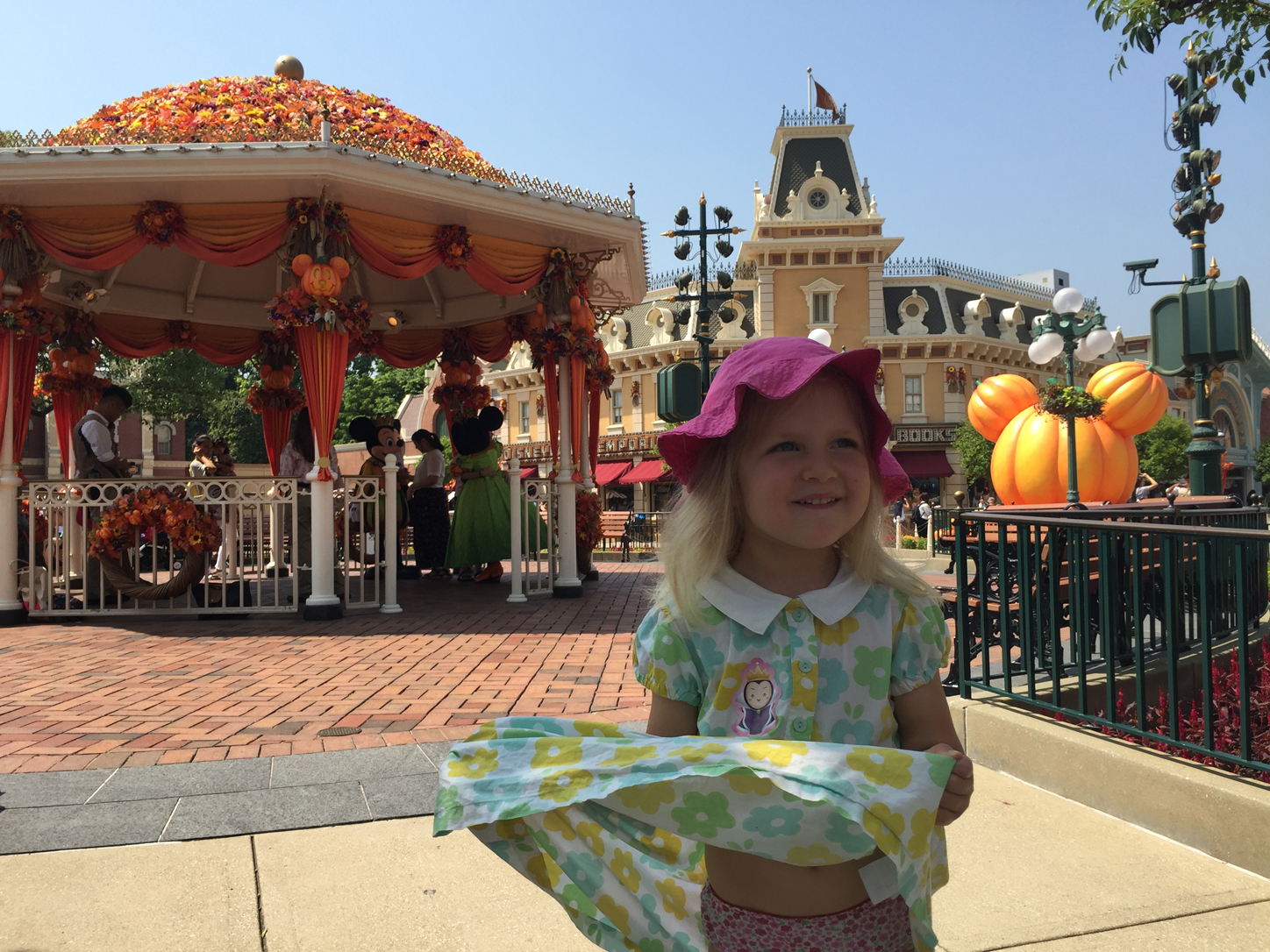 SmallPaw was super excited to see Mickey and Minnie but we didn't want to stand in the looong line to take a picture so we snuck an over-the-shoulder shot like this. Not sure why the dress is coming up.
