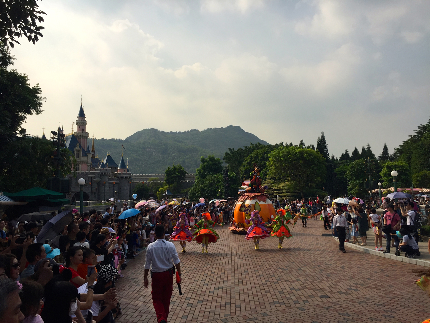 The dancers in the parade were amazing. Not only did they wear costumes and make-up in this heat, they danced and smiled while doing it! I was having trouble keeping it together just walking down the path.