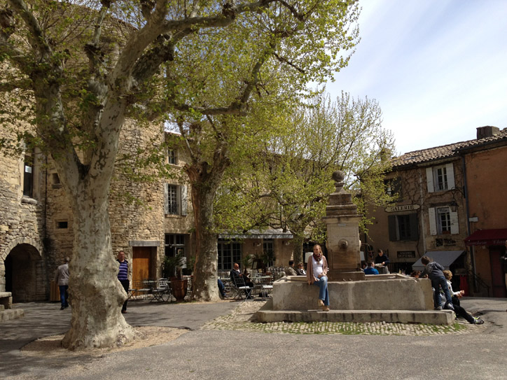 If you've seen the movie 'A Good Year' with Russell Crowe you'll recognize this café.