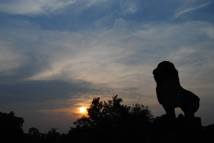 Sunset at Bakong temple
