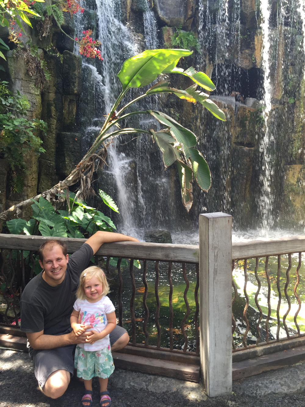 The waterfall was just a tiny bit scary cause it was really loud. But it was also really nice and cool next to it so I tried to calm the authorities and made them stand there for a picture. Does them good to overstep their fears every once in a while I think.