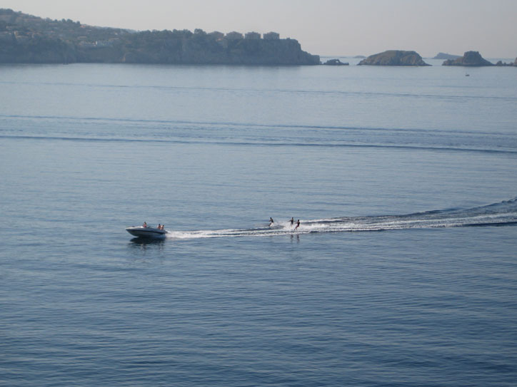 waterski Three skiers pulled by the same boat