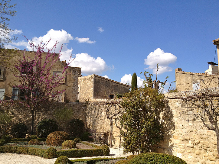 The pretty gardens of la maison de la truffe et du vin